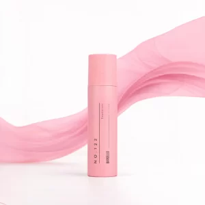 Déodorant 122 pour femme de Bargello présenté dans une mise en scène florale élégante avec des fleurs roses sur fond de ciel bleu.