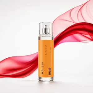 Bargello Body Mist 228 présenté dans un flacon élégant en spray, mis en scène avec des brins de lavande dans une ambiance douce et féminine.