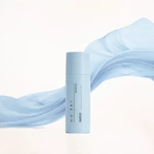 Déodorant 561 pour homme de Bargello flottant sur une surface d’eau bleue, avec des gouttelettes d’eau et une ambiance fraîche et aquatique.