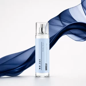 Bargello Body Mist 561 présenté dans un flacon élégant posé sur un coquillage, au cœur d’un décor marin frais et lumineux.