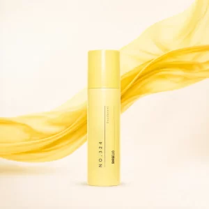Déodorant 324 pour femme de Bargello présenté sur un plan de toilette en marbre, entouré de petites fleurs blanches dans une ambiance élégante et lumineuse.
