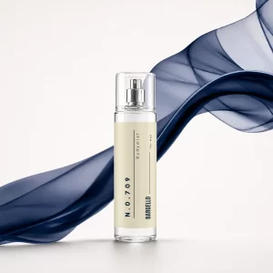 Bargello Body Mist 709 présenté dans un flacon élégant au milieu de fleurs blanches et de feuillage vert, dans une ambiance naturelle et fraîche.