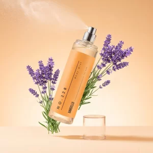 Bargello Body Mist 228 inspiré de Libre, présenté dans un flacon spray élégant avec des brins de lavande.