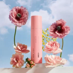 Déodorant 122 pour femme de Bargello inspiré de Boss Intense, présenté dans une mise en scène florale élégante avec des fleurs roses sur fond de ciel bleu.