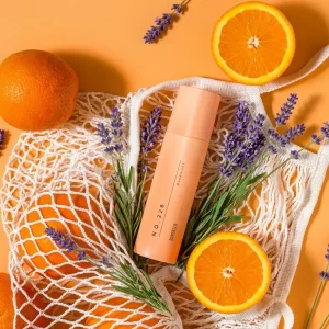 Déodorant 228 pour femme de Bargello inspiré de Libre, présenté avec des oranges et de la lavande dans une composition lumineuse et fraîche.