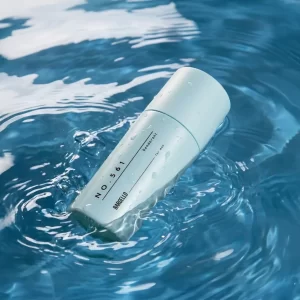 Déodorant 561 pour homme de Bargello inspiré de Invictus, flottant sur une surface d’eau bleue dans une ambiance fraîche et énergique.