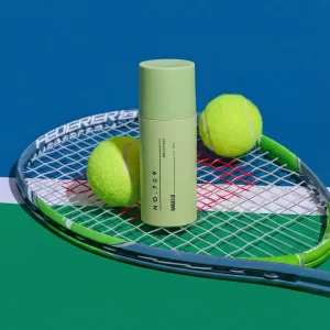 Déodorant 709 pour homme de Bargello inspiré de Stronger with You, posé sur une raquette de tennis avec des balles de tennis dans une ambiance sportive et énergique.